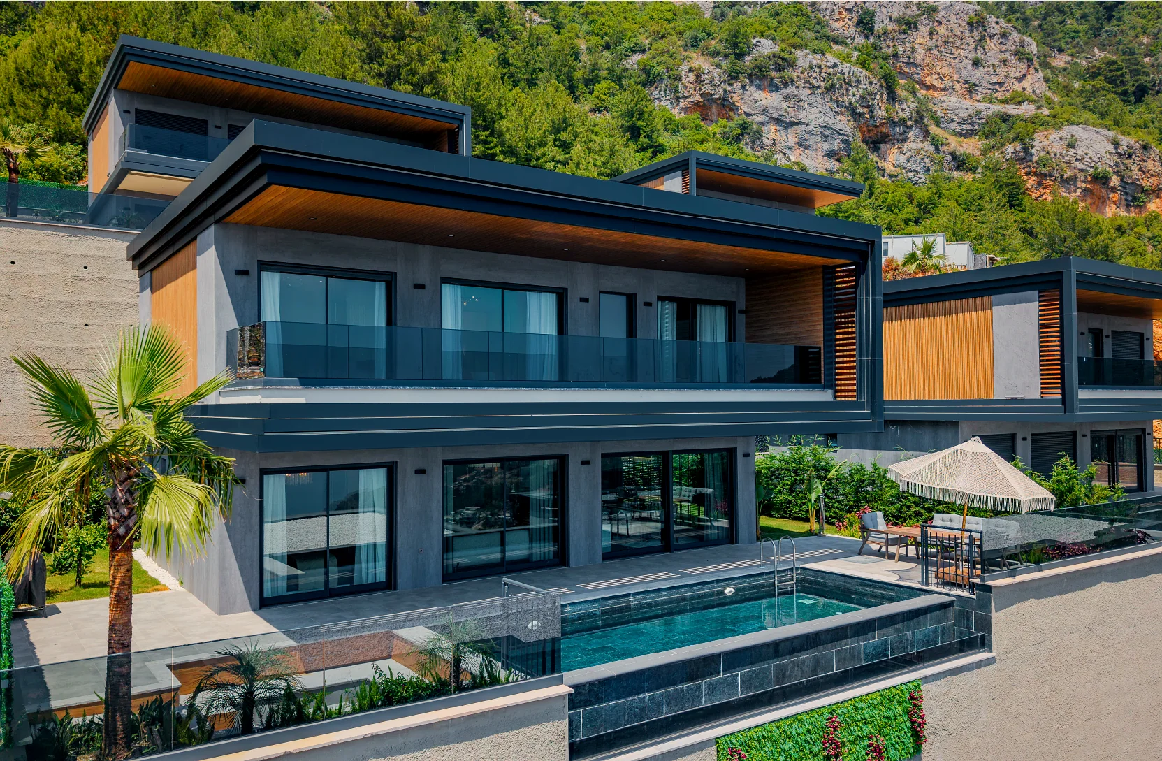 Torus Apex triplex villaları — dağ manzaralı dış cephe, Alanya