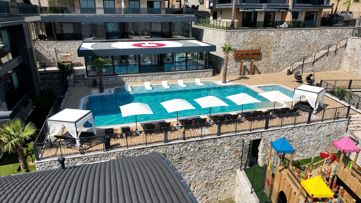 Torus Hill Suites — бассейн, терраса для загара и социальная зона