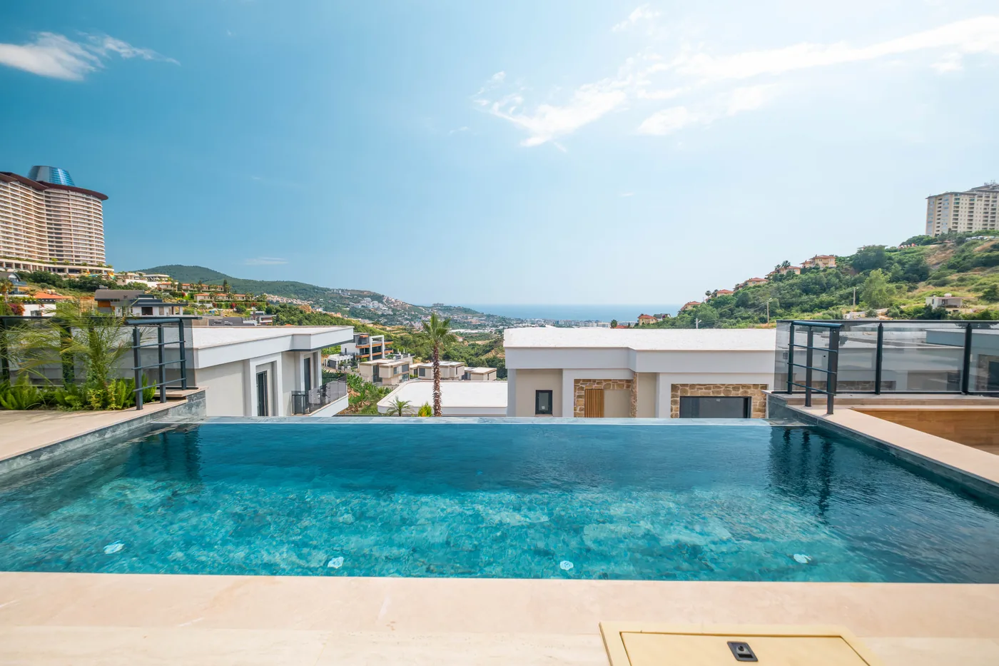 Torus Silence — Infinity-Pool mit Meerblick